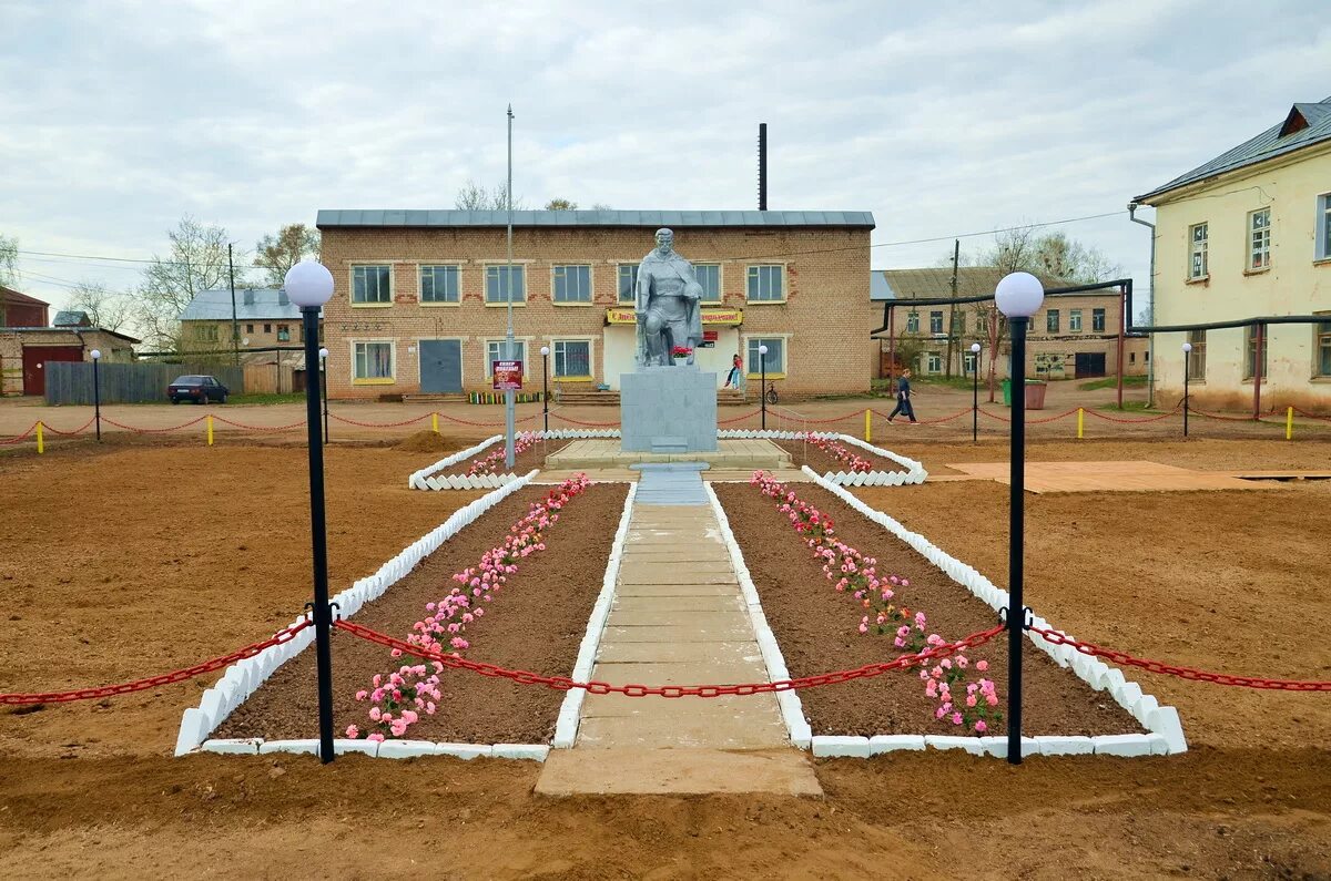 Богородское Кировская область. Памятник солдату. Халитово село памятник солдат. Село Родино Алтайский край установка памятников. Богородский сайт кировской балабанов