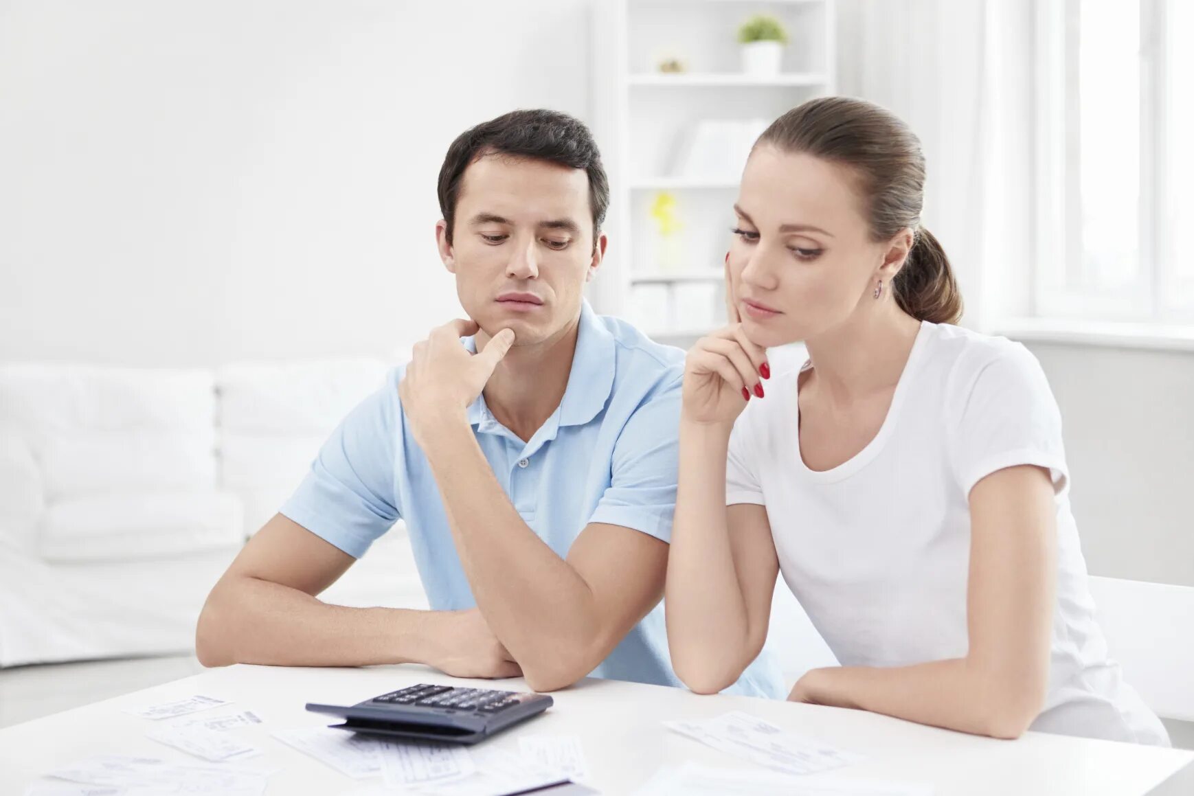 задумчивый мужчина и женщина. мужчина мечтает о ребенке. задумчивый мужчина и женщина. подумай о родителях. мужчина и женщина задумались.