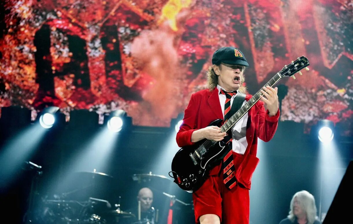 Группа murderdolls. Корсика рок группа. Bvb рок группа. Концерт black metal гитарист. Гитарист сергей маврин.