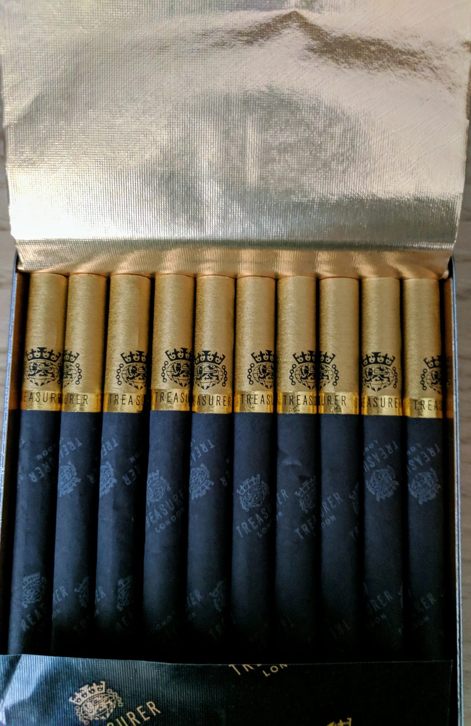 Самая дорогая пачка. Esse special gold ss editions super slim с портсигаром. Самая дорогая пачка. Дорогие сигареты. Самая дорогая пачка.