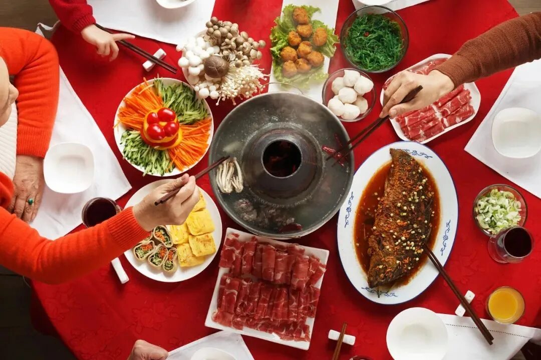 В китайском есть времена. Китайское застолье. Китайские блюда на новый год. Новогодний ужин в Китае. Китайцы за столом.