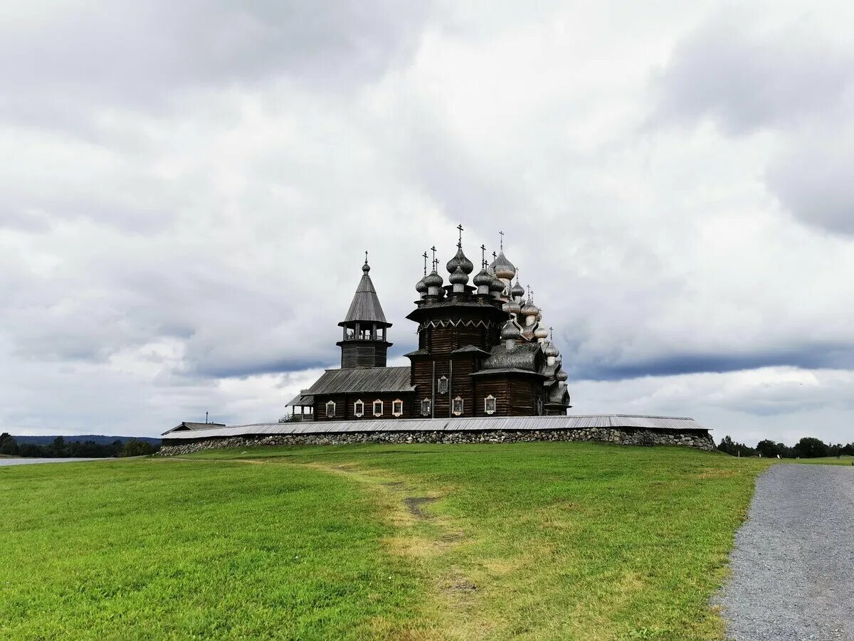 Памятники культуры россии кижи. Кижи музей-заповедник. Кижский Погост остров Кижи. Кижи Карелия ЮНЕСКО. Остров Кижи музей заповедник.