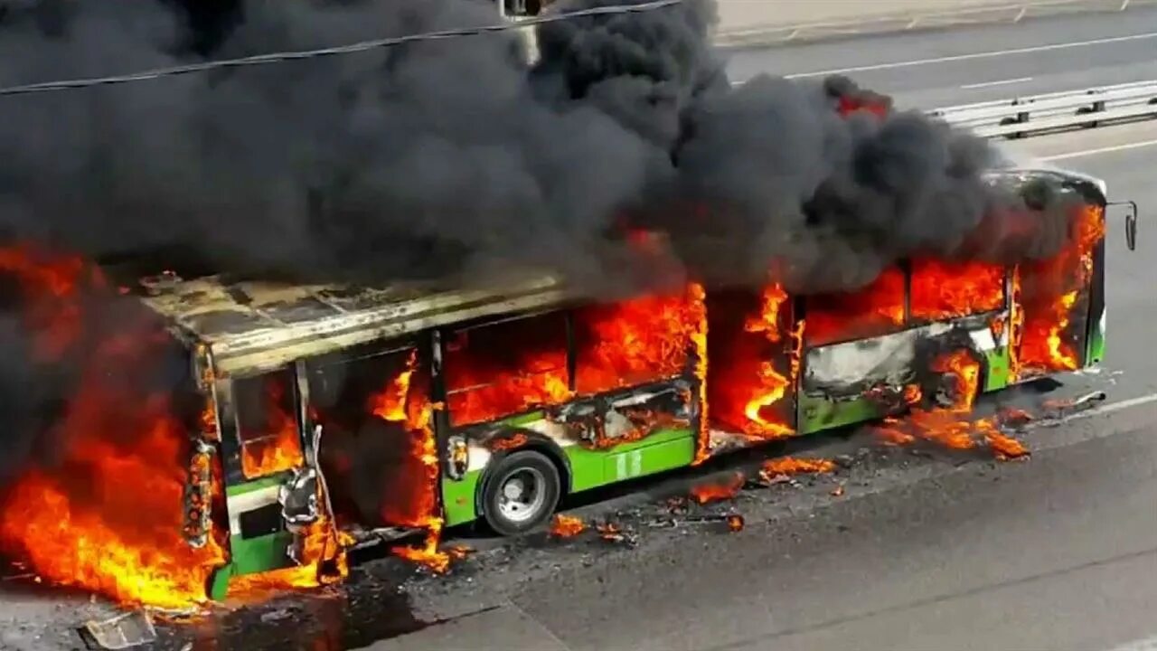 Электробус загорелся в москве. Горящий автобус москва. В москве сгорел парк автобусов. В москве сгорел троллейбус. Сгорел автобус в санкт петербурге.