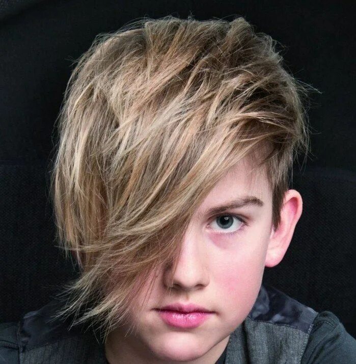 Модельные стрижки для мальчиков подростков. Стрижка британка андеркат. Современные подростковые стрижки. Подростковые стрижки волос. Стрижка фейд для мальчика.
