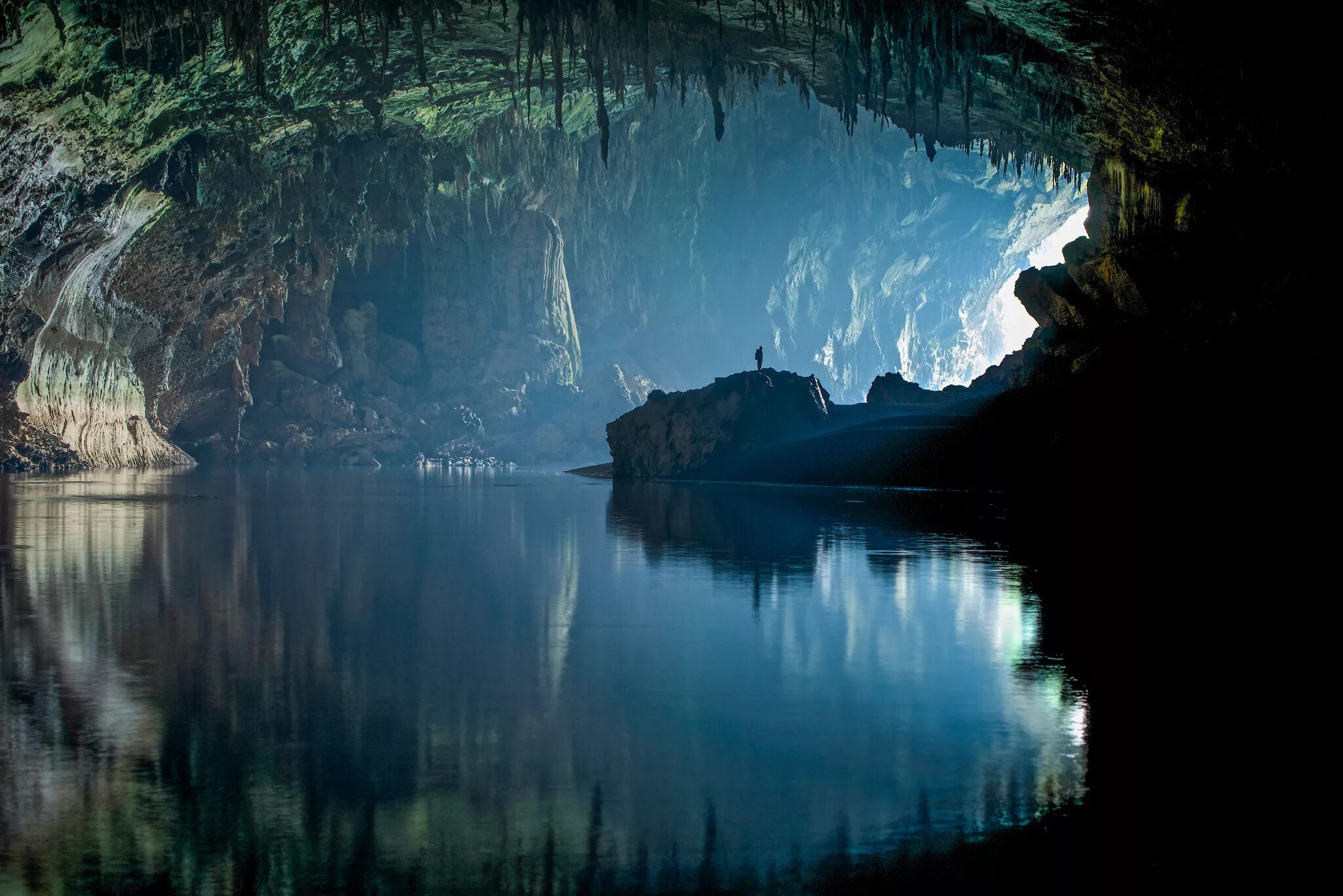 Пещера Мелиссани, Кефалония. Пещера голубое озеро Кампу-Гранди. Подземная пещера с озером. Пещера Грубуг, Индонезия. Вода в подземных реках и озерах