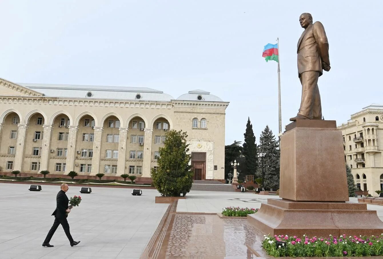 Москва гянджа. Памятник гейдару алиеву (грозный). г гянджа азербайджан. памятник гейдару алиеву азербайджан. гянджа парк гейдара алиева 2025.
