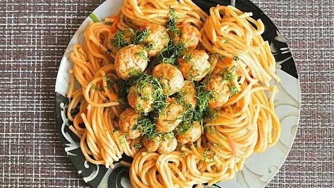 Фрикадельки с макаронами на сковороде