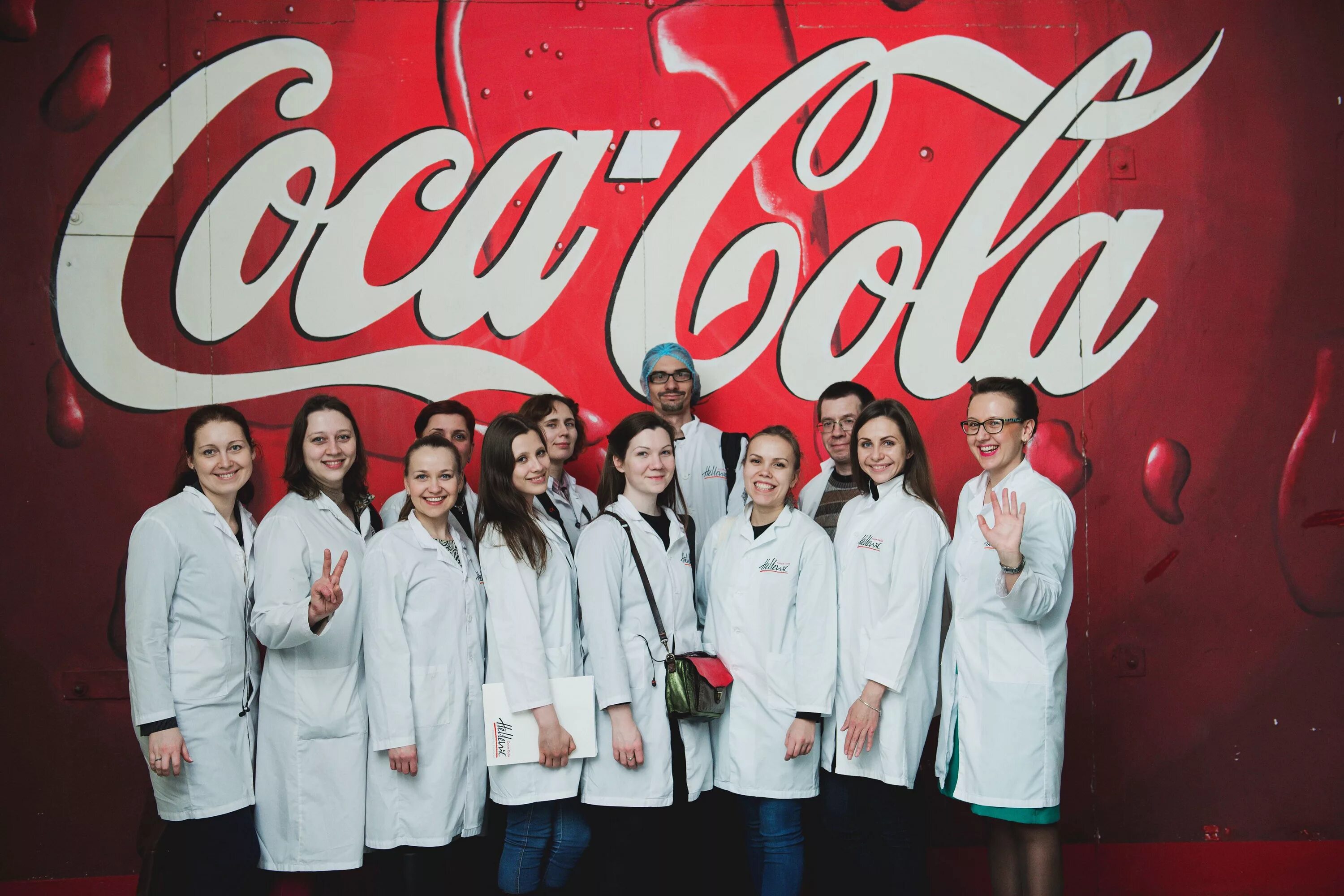 Старый логотип coca cola. Мусульманская кока кола. Мамба кока кола. Кола. Сувенирная продукция coca cola.