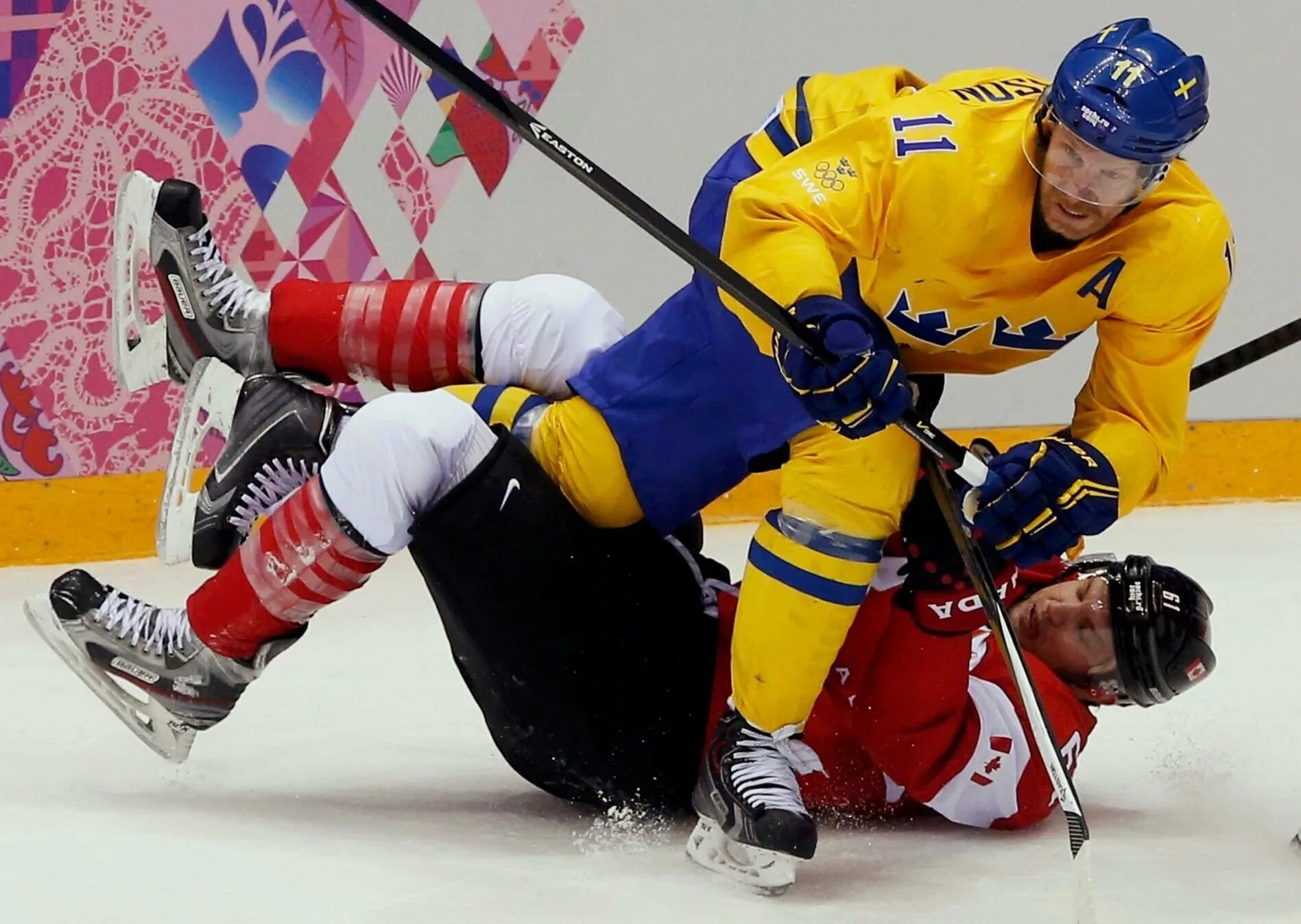 Хоккей с шайбой на зимних олимпийских. Хоккей с шайбой Сочи 2014. Зимние Олимпийские игры 2014 хоккей Постер. Овечкин драка. Hockey Olympics Sochi 2014 games Sweden vs Canada.