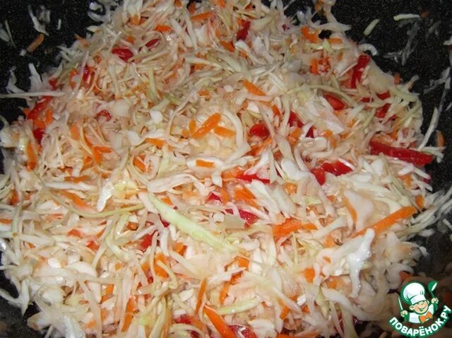 Капуста с болгарским перцем на зиму. Острая маринованная капуста. Быстрая капуста с перцем болгарским горячим рассолом. Маринованная капуста быстрого приготовления быстро и очень вкусно. Капуста с перцем и хреном.