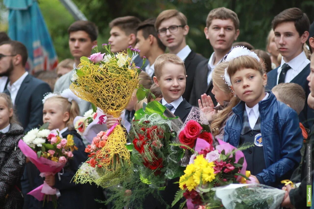 Первый звонок первый урок. 1е сентября школа 30 Липецк. День знаний (первый звонок). Первоклашки Тамбова. День знаний Тамбов.