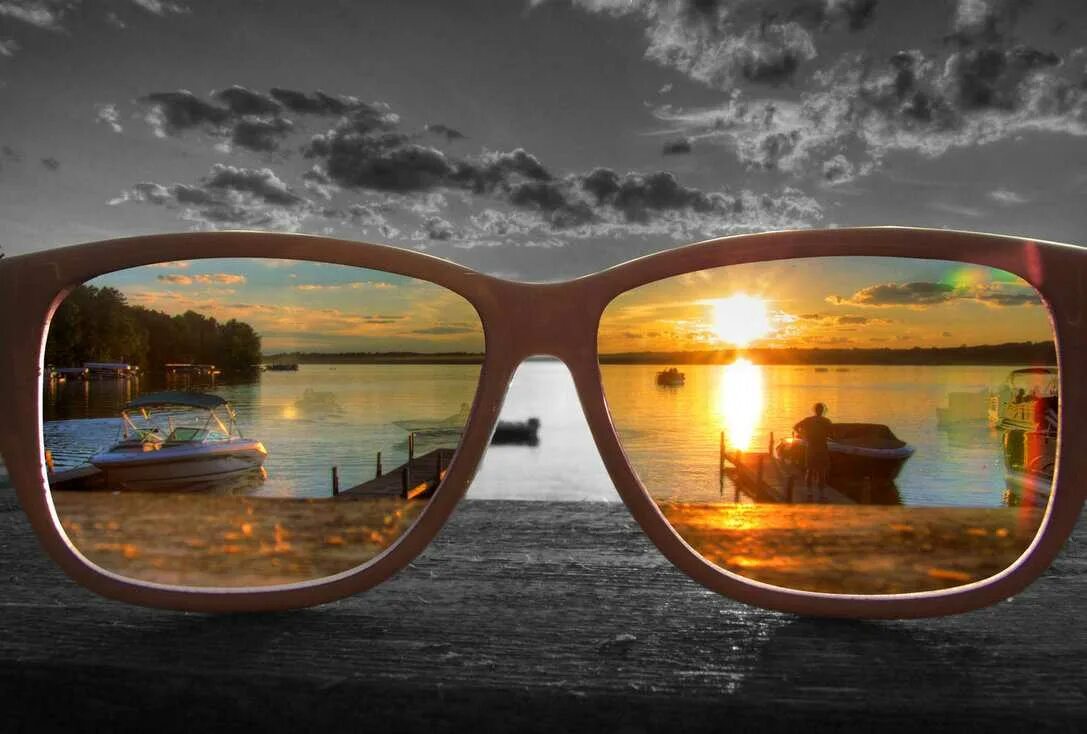 Отражение в очках. Вид через очки. Море в отражении очков. Взгляд через призму.
