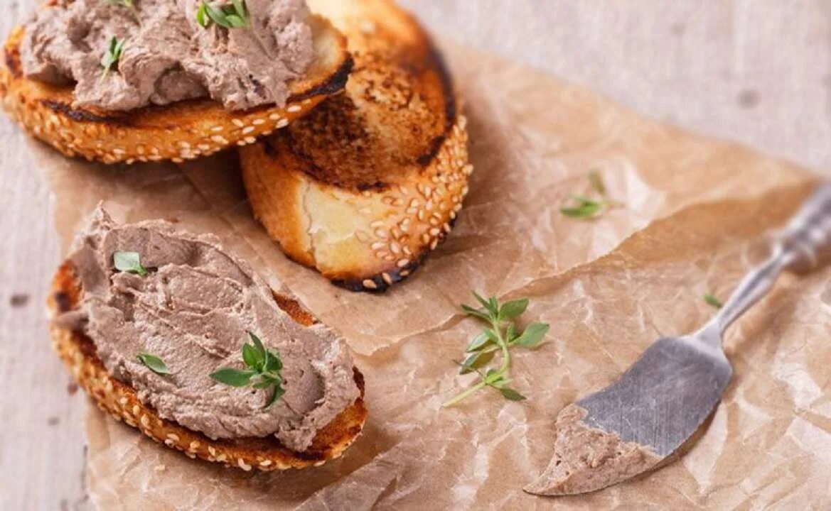 Как сделать паштет с печенью. Кростини с паштетом из куриной печени. куриный паштет с луковым мармеладом. паштет с луковым мармеладом. паштетные бутерброды ресторанная подача.
