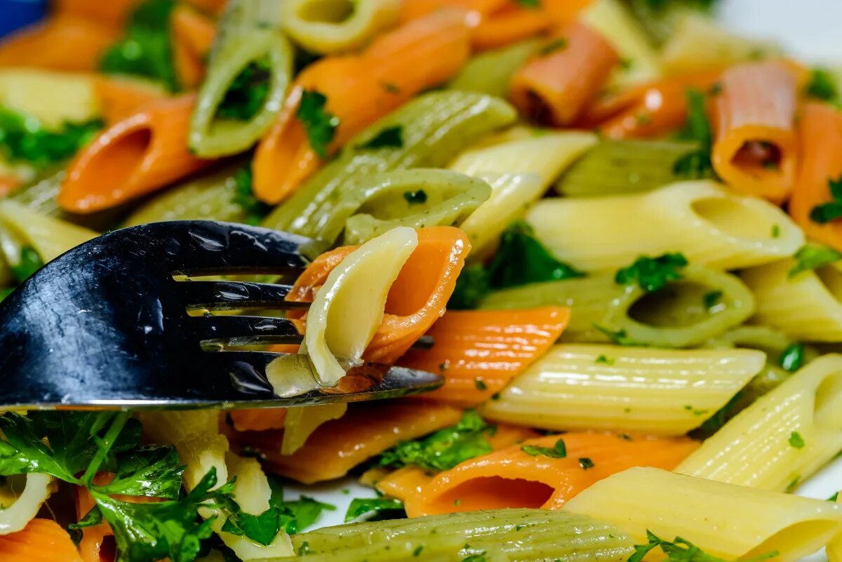 С какими овощами есть рыбу. Макароны с овощами. крупные макароны. пенне с овощами. блюда из макарон и овощей.