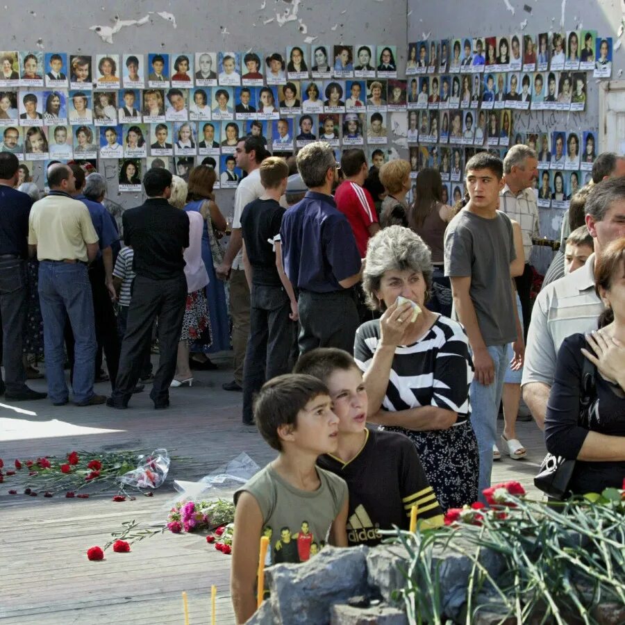 Сколько человек погибло в беслане при захвате. Беслан 1 сентября 2004 террористы. Терроризм школа Беслан 2004.