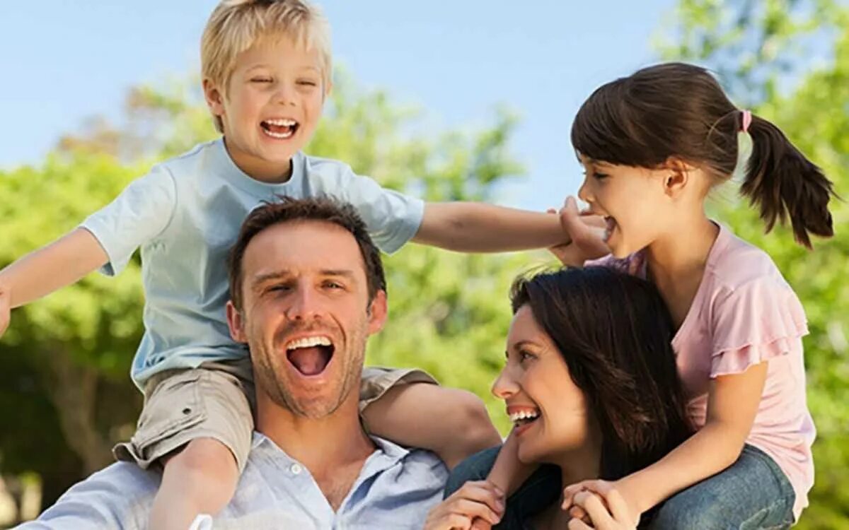Эмоциональное поведение родителей. Родители и дети. Взаимоотношения в семье. Радостные дети и родители. Семья радость.