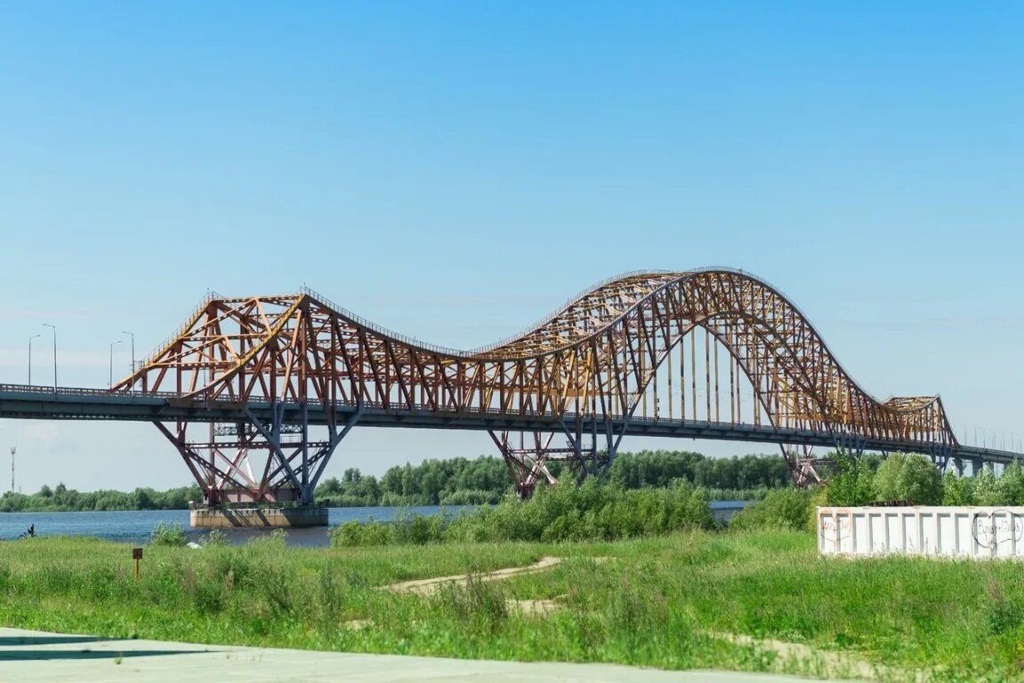 Мост через реку иртыш. Мост через иртыш в ханты-мансийске. мост красный дракон в ханты-мансийске. красный мост ханты мансийск. река иртыш ханты-мансийск.