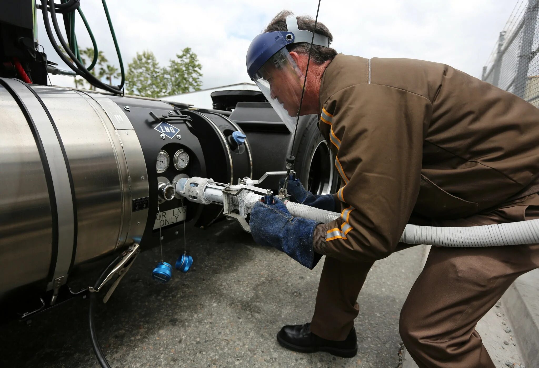 Using gas. Natural gas liquids. фура на газовых заправках. спг тяжелый грузовик 1600л. truck driver at the fuel station.