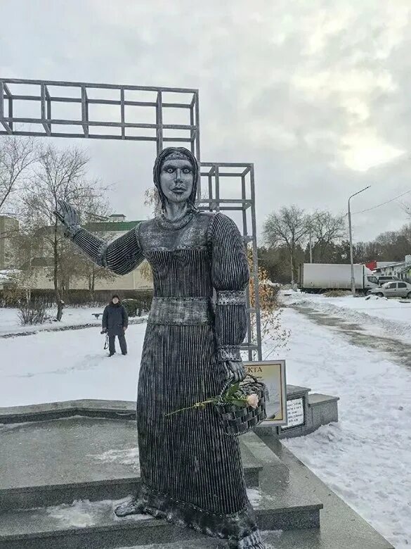 Новый памятник аленке в воронеже. Памятник аленке в нововоронеже. Новоаленовка. Памятник аленке. Скульптура аленки в нововоронеже.