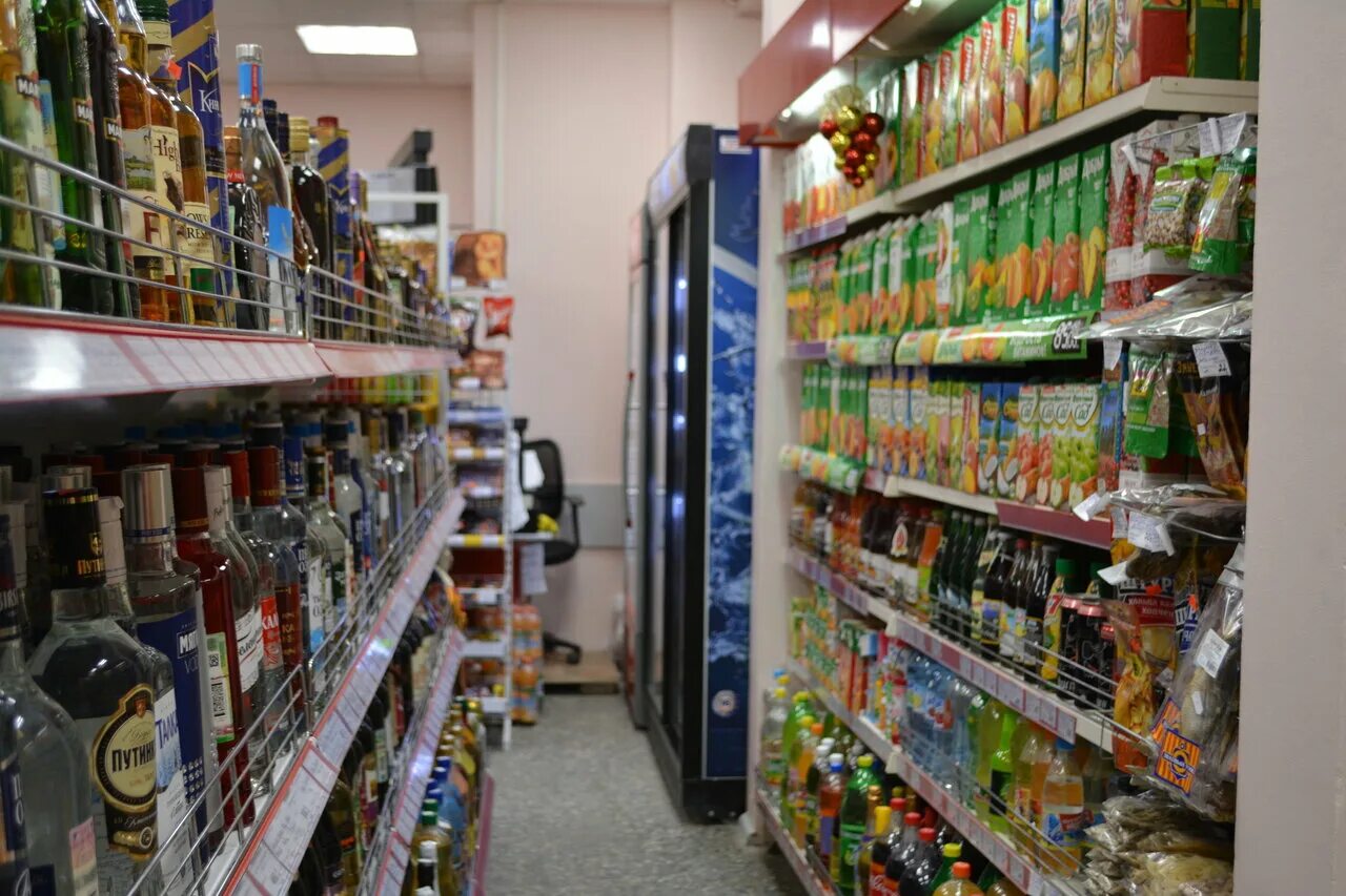 интерьер магазина хозтоваров. товары для дома и ремонта. ассортимент хозяйственного магазина. магазин хозтоваров. ситэ марилу.