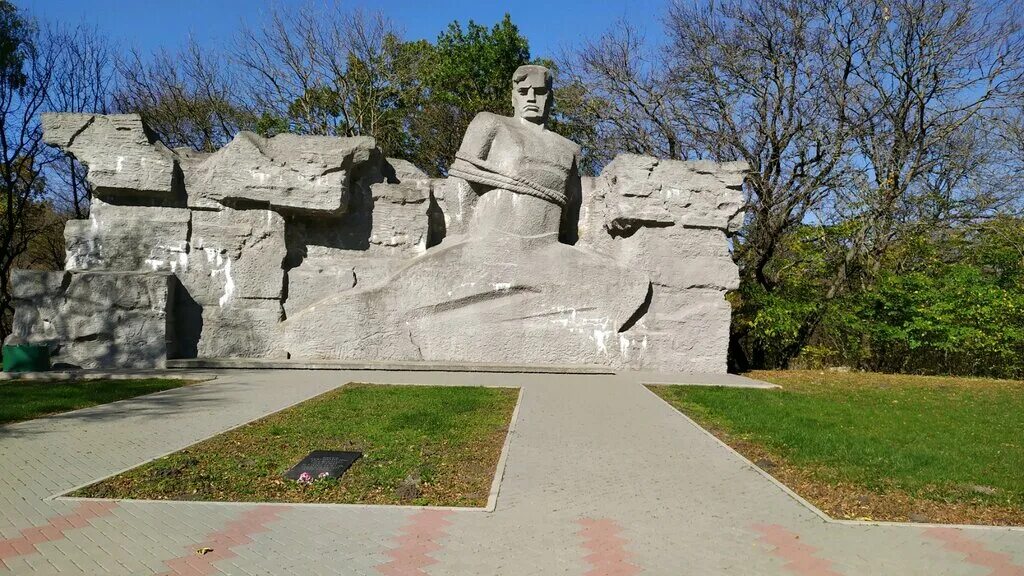 Памятники родники. Монумент холодный Родник Ставрополь. Памятник холодный Родник Ставрополь. Мемориал холодные Родники Ставрополь. Мемориал холодные Родники Ставрополь в лесу.