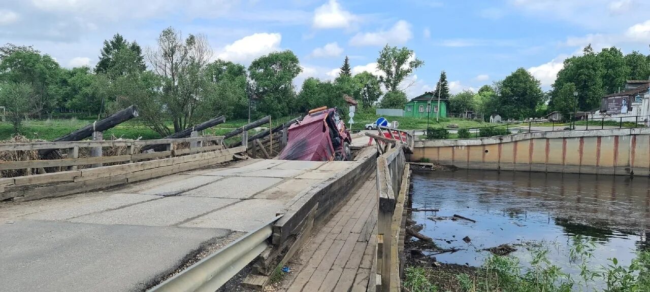 Крушение в ивановской обл. Мост в Холуе Ивановской области. Дюковский мост Иваново. Провалился мост в Ивановской области. Посёлок Холуй обрушение моста.