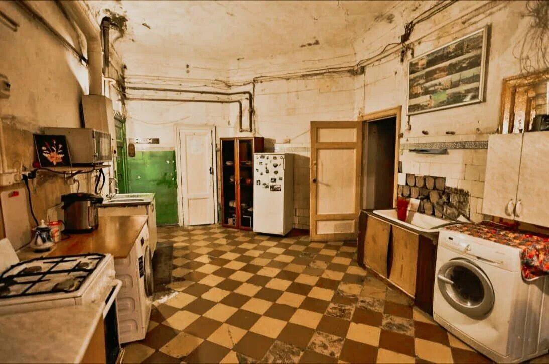 Комната общего пользования в коммунальной. Комната в коммуналке. коммунальные квартиры в санкт-петербурге. коммунальная квартира внутри. старая кухня.