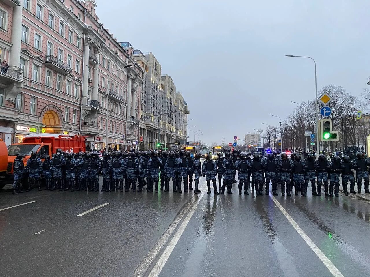 Страстной бульвар митинг. Толпа на страстном бульваре. События на страстном бульваре в Москве. Что сегодня происходило в Москве на страстном бульваре показать. Московский твориться