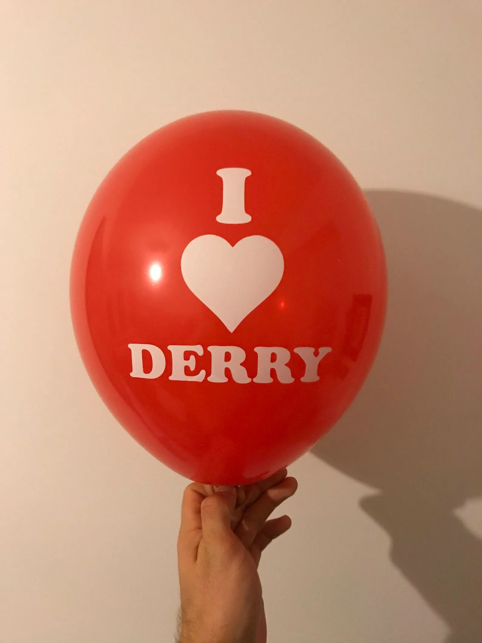 Дай мне шары. Шарик i Love Derry. Оно шарик я люблю Дерри. Оно с шариком. Я люблю Дерри.