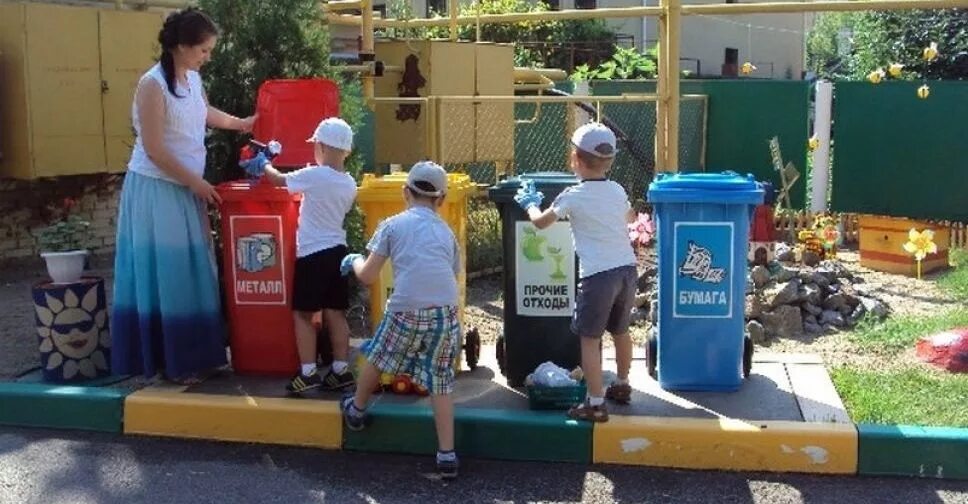 Отходы в саду. Сортировка мусора в детском саду. Контейнер для сортировки мусора в детском саду. Сортировка мусора для детей в детском саду. Контейнеры для раздельного мусора в детском саду.