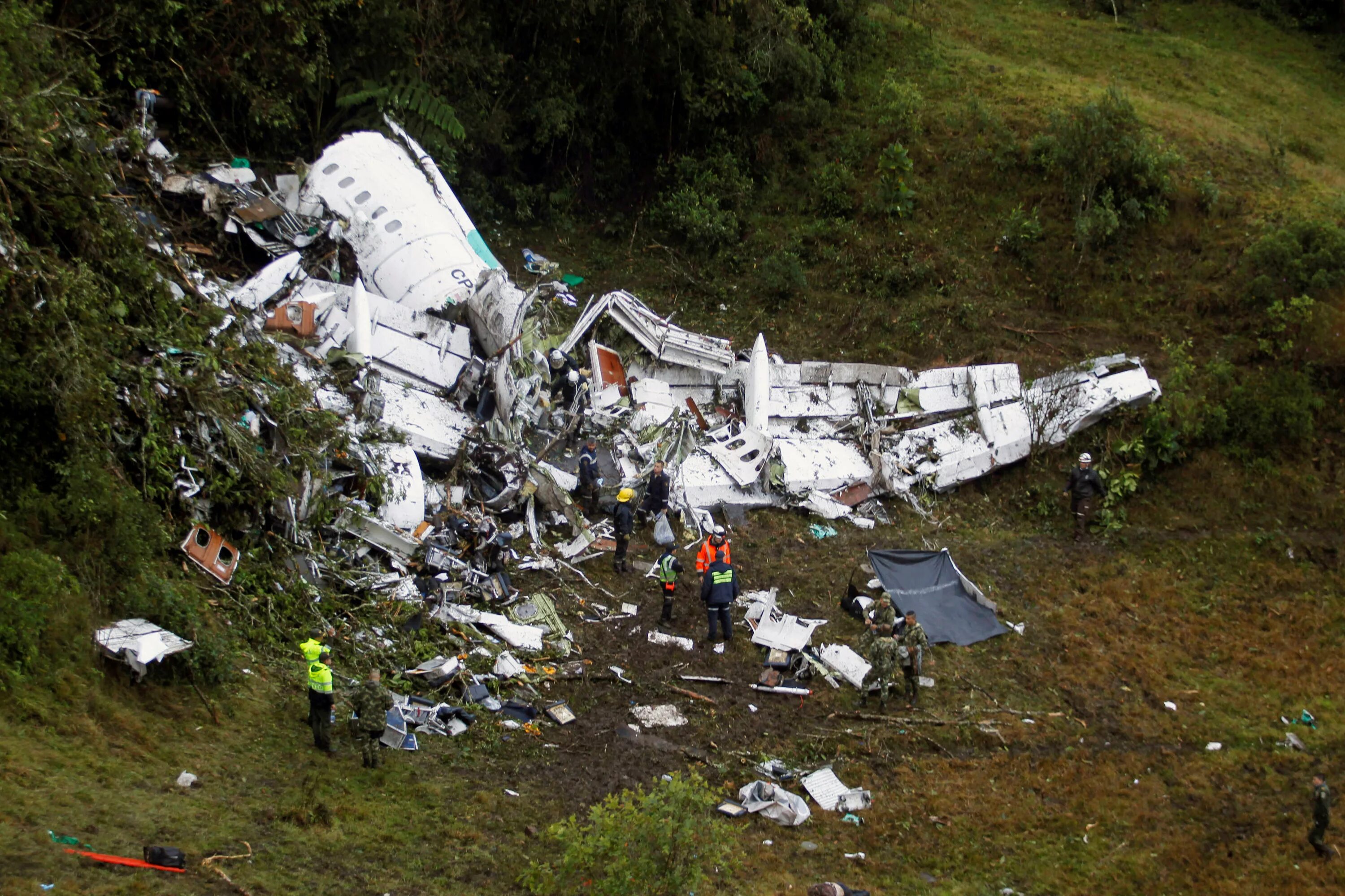 Катастрофа Bae 146 в Колумбии. Шапекоэнсе катастрофа. Упавший самолет Шапекоэнсе. Катастрофы на воздушном транспорте.