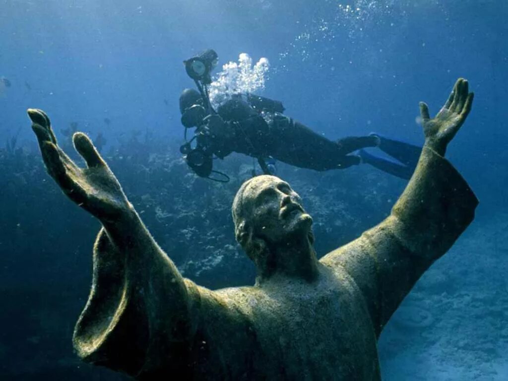 Сухой на дне океана. Христос из бездны в Сан-Фруттуозо в Италии. Сан Фруттуозо Италия статуя Христа. Статуя «Христос из бездны» в бухте Сан Фруттуосо (Италия. Статуя Христос из бездны.
