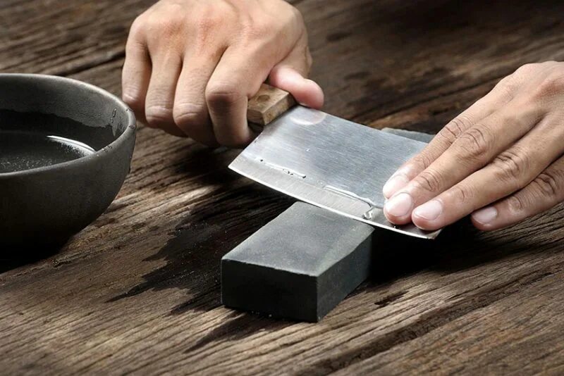 брусок для заточки ножей. брусок для заточки ножей. заточка кухонных ножей. угол заточки ножей. заточенный кухонный нож.