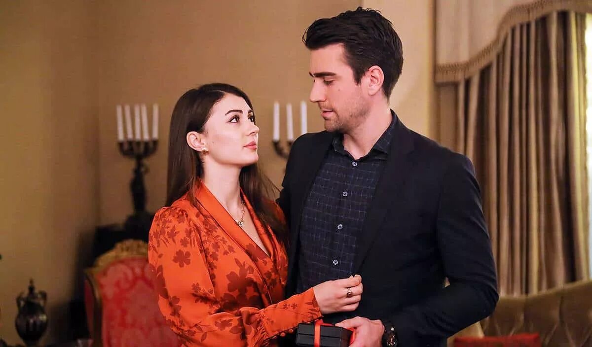 Айше и керем турецкий. Afili ask. Бурджу озберк айше. Любовь напоказ айше и керем. Любовь напоказ айше и керем.