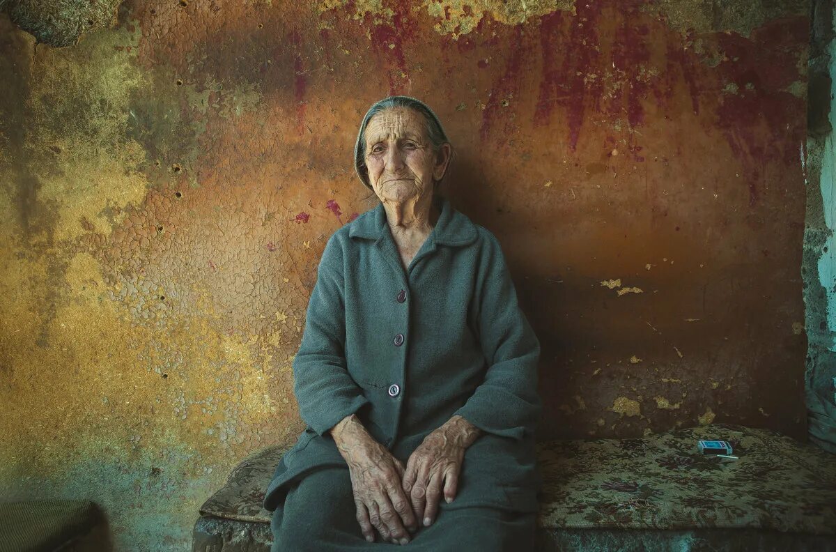 Пенсионерка страдает. Одиночество пожилых. Одинокие пожилые люди. Одинокая бабушка. Одиночество старушки.