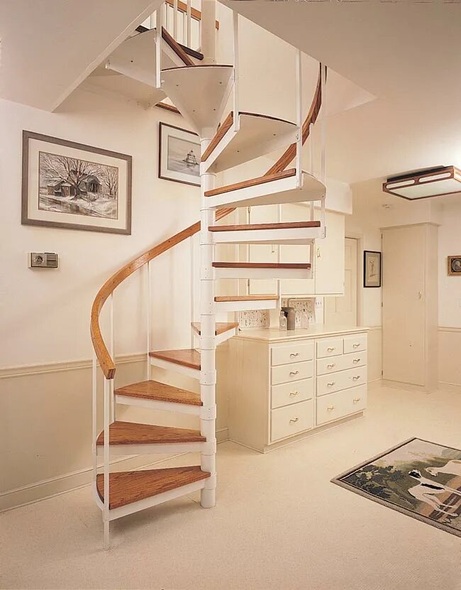 Лестница на второй этаж в маленьком доме. Компактная винтовая лестница. Маленькая винтовая лестница. Лестница в двухуровневой квартире. Маленькие винтовые лестницы.