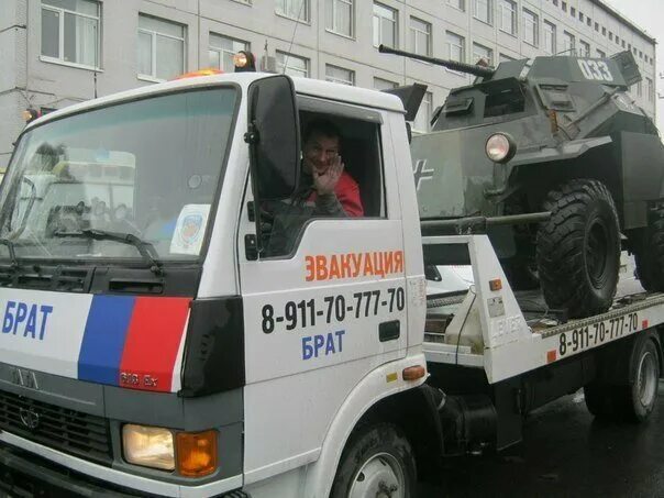 Автомобиль на эвакуаторе. Услуги эвакуатора спб. Эвакуатор брат. Эвакуатор на 3 а/м. Эвакуация петергофа.