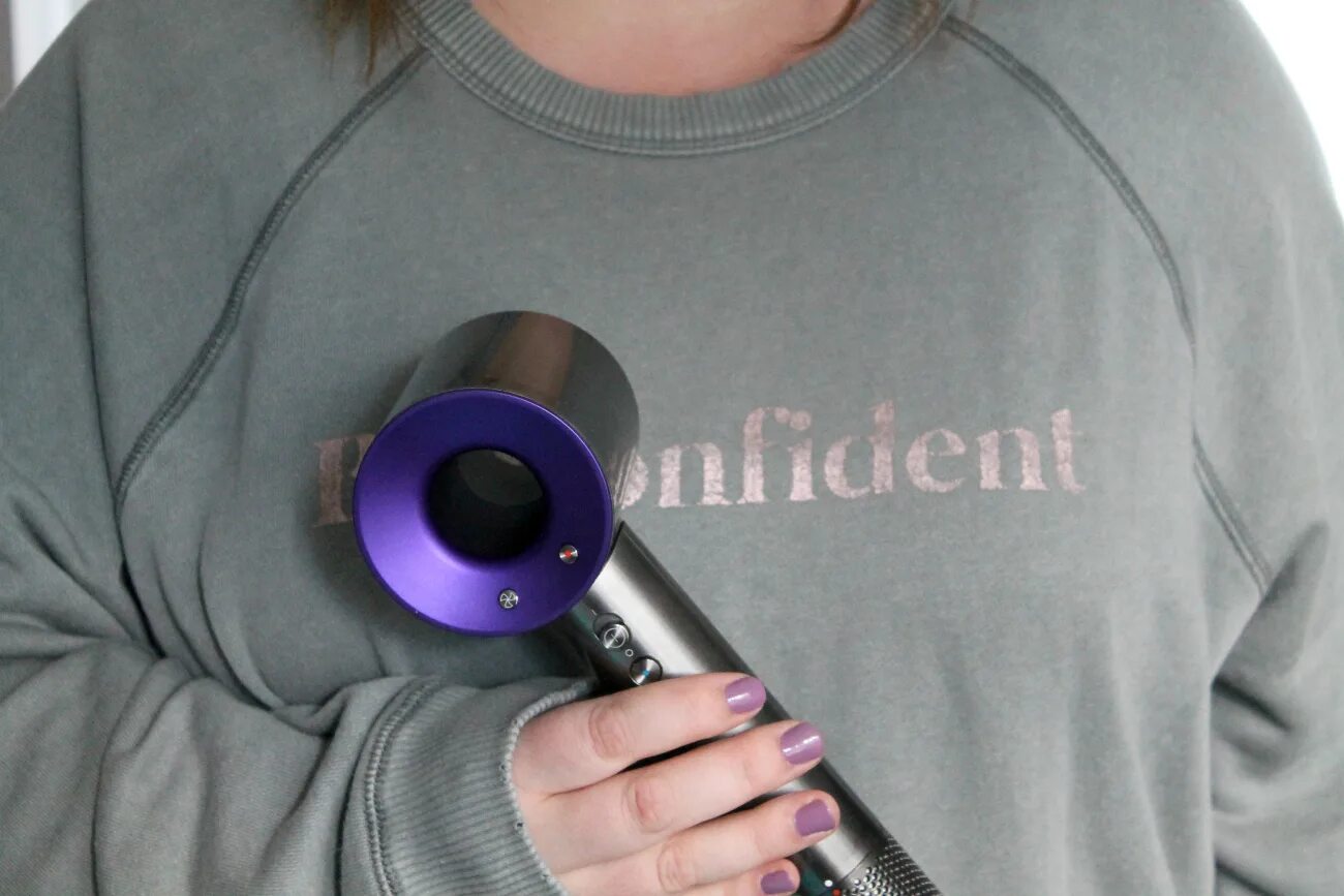 Dyson supersonic hd03. Дайсон фиолетовый. Фен dyson supersonic фуксия. Дайсон фиолетовый. 000.