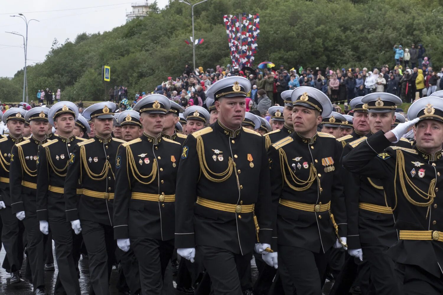 Офицеры нова. Парад ВМФ В Североморске 2023. Северный флот ВМФ России моряки. ВМФ РФ матросы Северный флот. Парадная ВМФ Черноморский флот РФ.