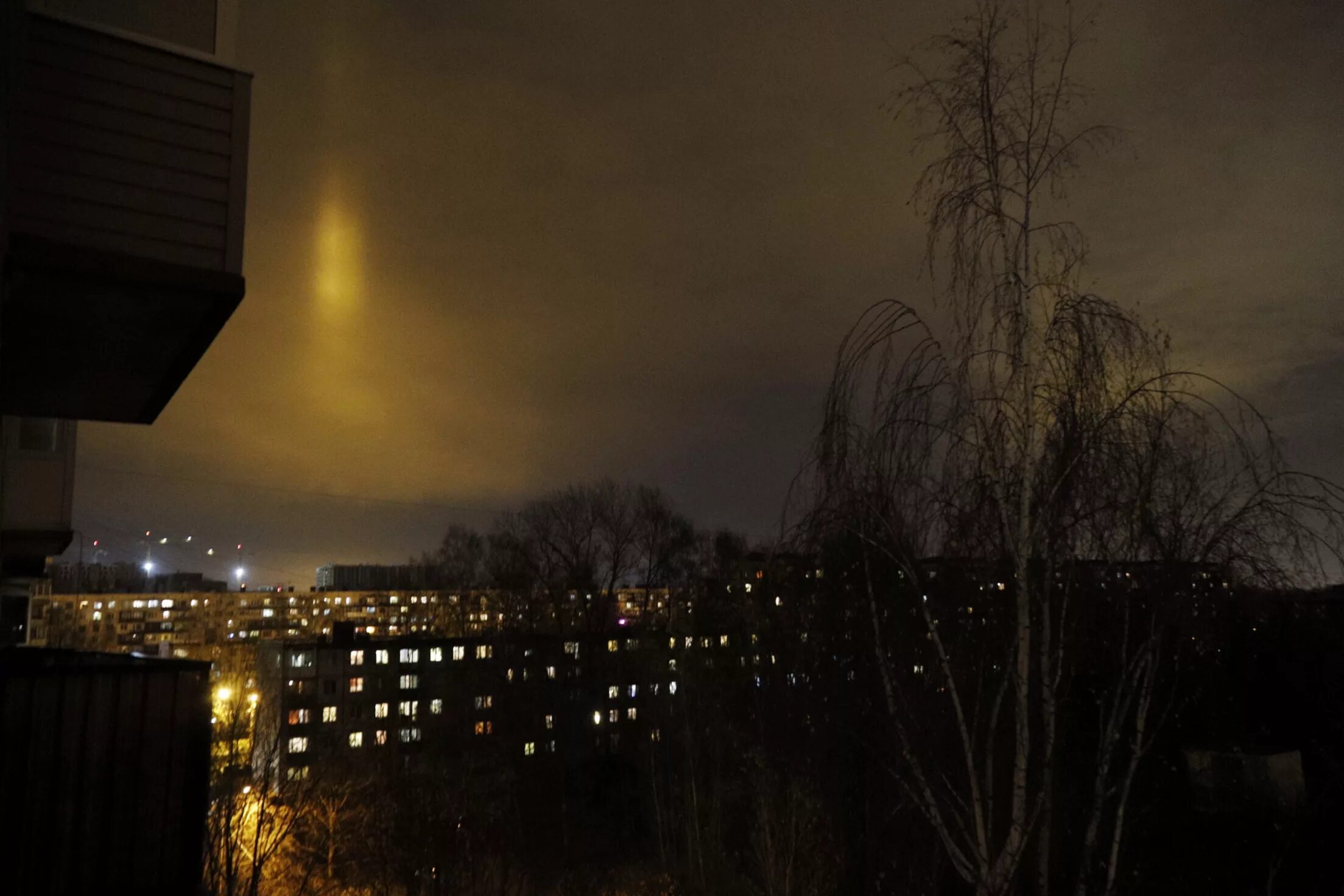 Световые столбы над Санкт-Петербургом. Световые столбы в небе СПБ. Столбы в небе над Петербургом. НЛО над Санкт Петербургом. Виднеются ночью