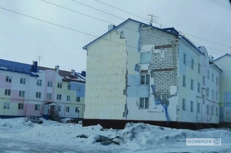 Ветры на севере между домами. Улица Молодежка Салехард. Ураган Ноябрьск. Салехард дом Строителей 16. Апрель в салехарде