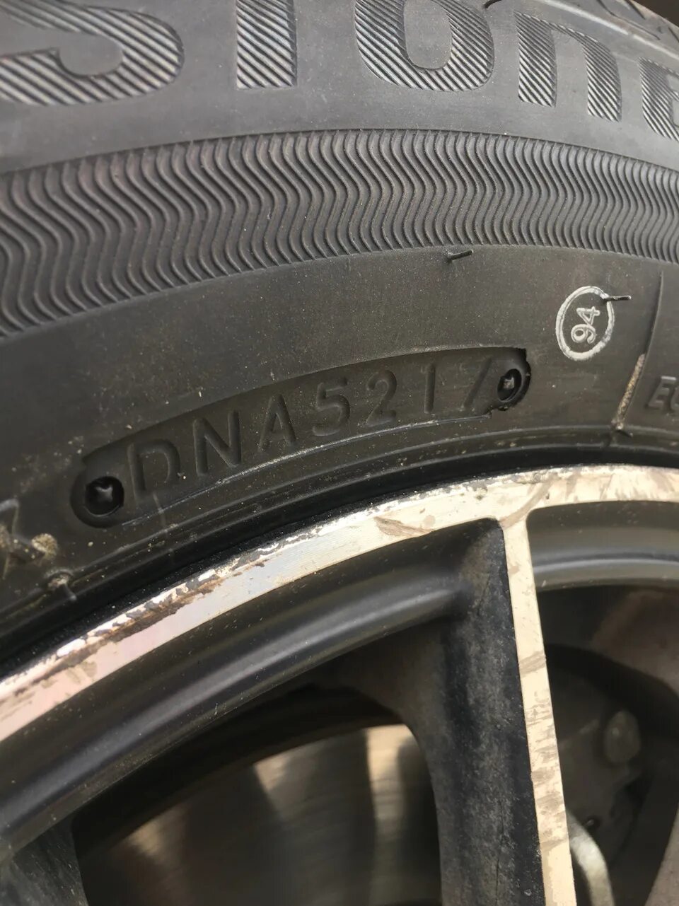Как узнать выпуск резины. Bridgestone blizzak год выпуска шины cam 2411. год производства шины бриджстоун 7000. дата выпуска на авторезине бриджстоун. бриджстоун дата резины cjd2512.