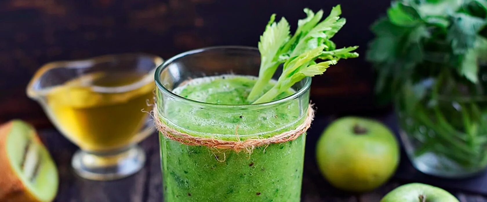 Смузи сельдерей яблоко киви. Микрозелень смузи. Смузи огурец сельдерей. Фреш яблоко сельдерей. Смузи кейл петрушка.
