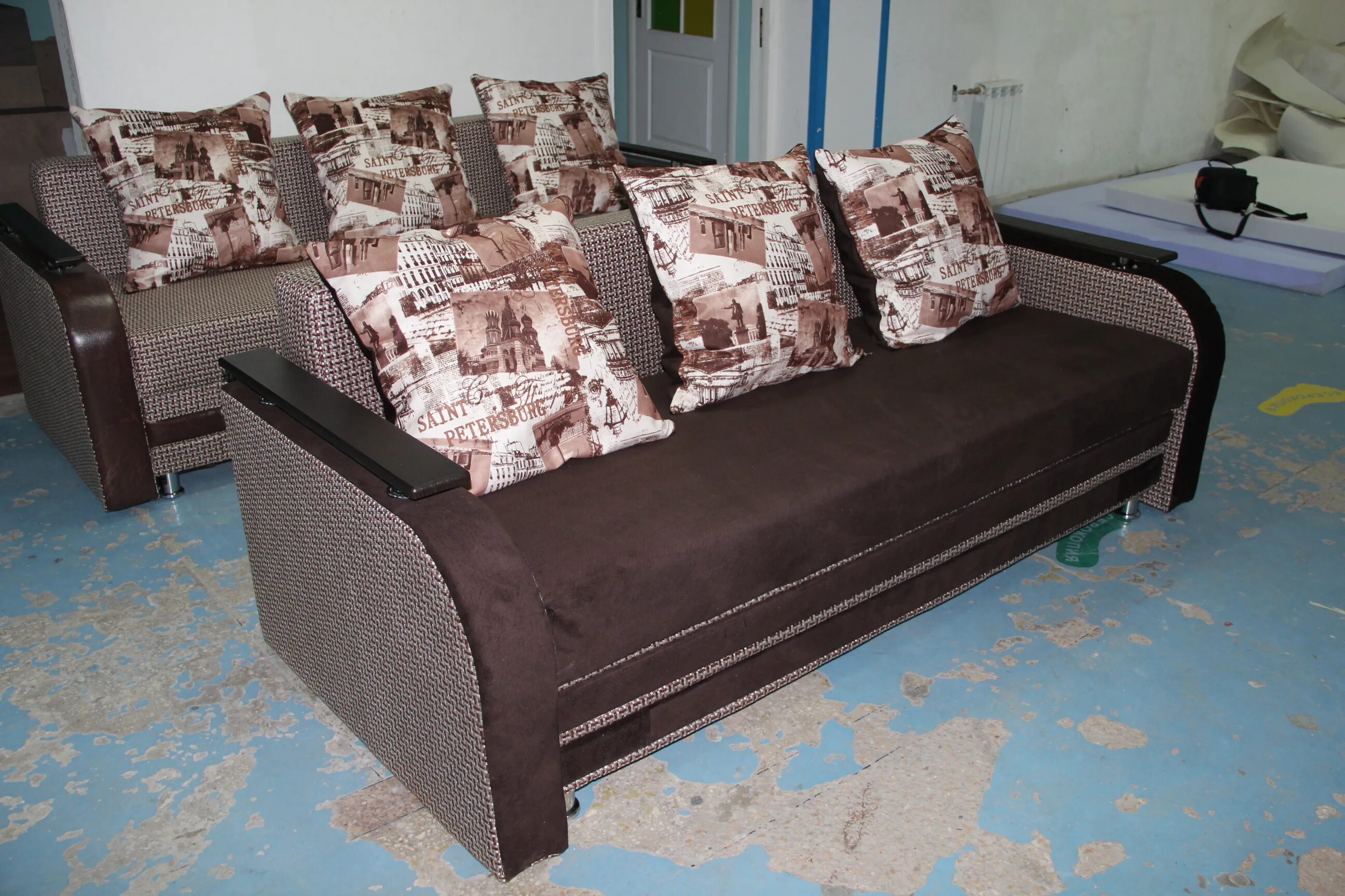 Диван в королеве недорого. Кресло аккордеон винтер мебель. Диван продает королева. Аллегро-классика фабрика. Диваны на авито б/у от собственника.