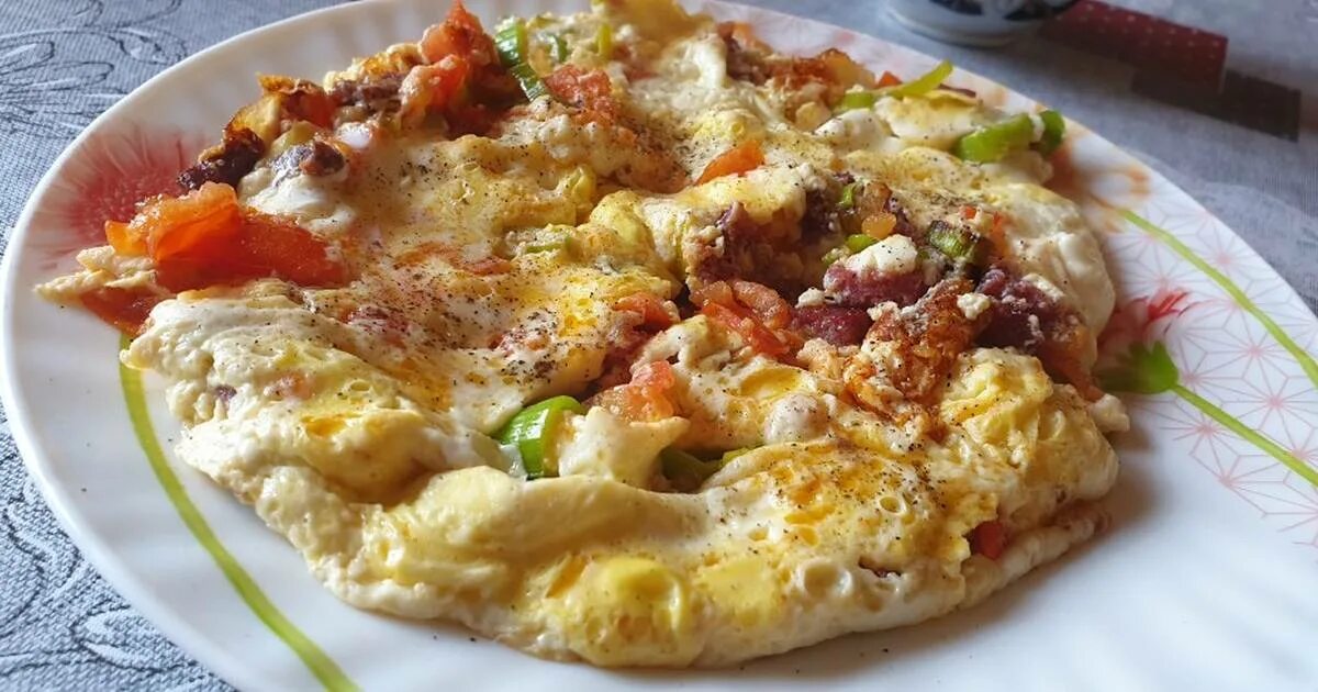 Омлет на сковороде с помидорами и молоком. Омлет с колбасой. омлет с овощами колбасой на сковороде. омлет с томатами и куриной грудкой. омлет с колбасой и сыром на сковороде.
