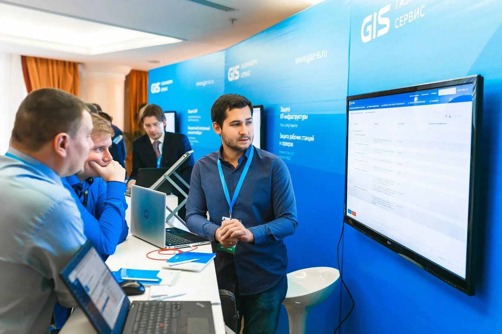 Группа компаний разрабатывает. Роснефть сотрудники. Группа компаний разрабатывает. Группа компаний астра линукс. Бизнес и предпринимательство.