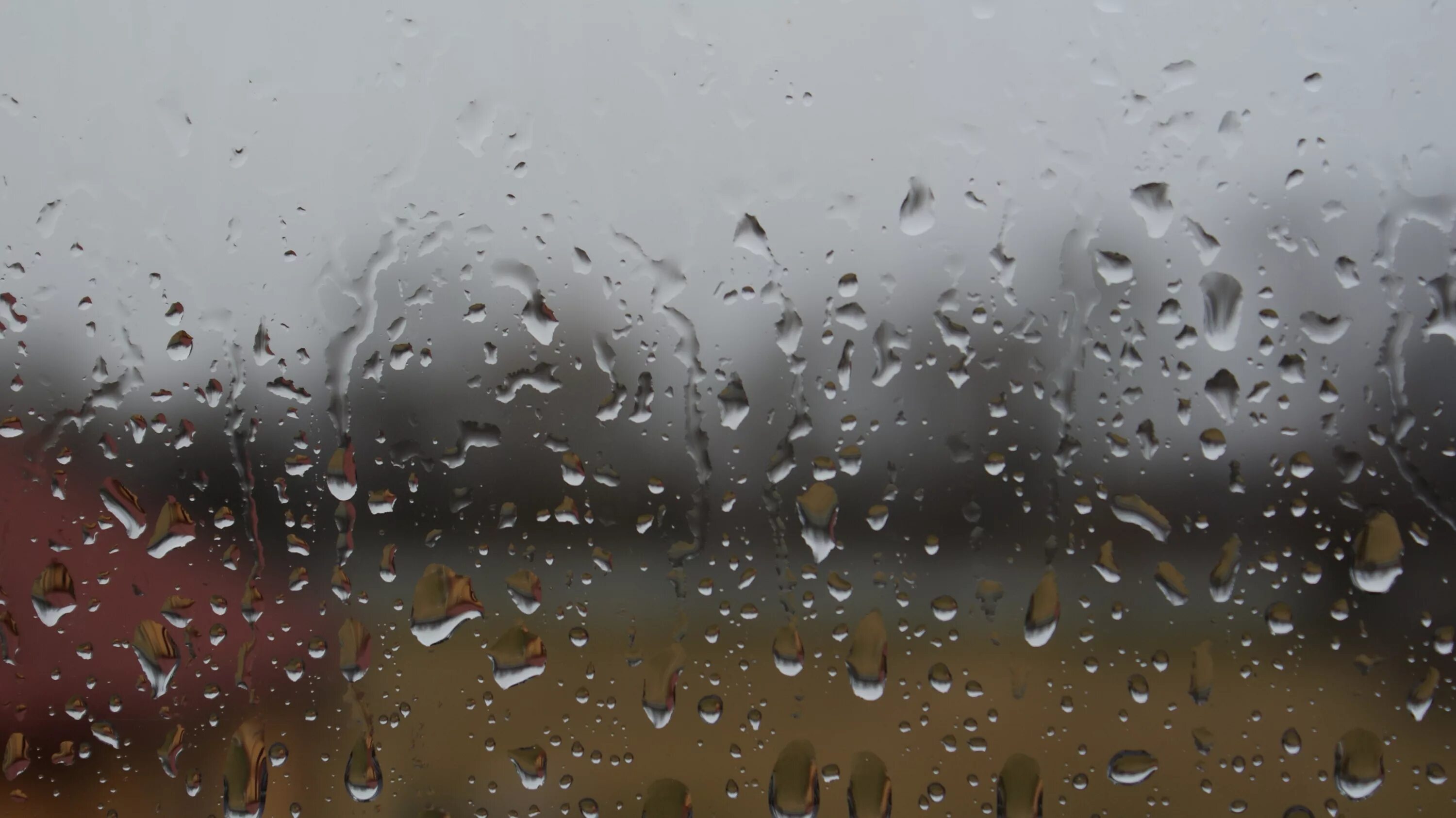 Капли на стекле. Обои дождь. Капли дождя на окне. Фон капли на стекле.