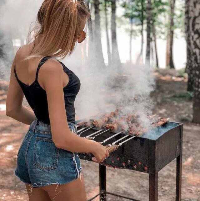 Девушка есть шашлык. Мангал на природе. шашлыки на природе. девчонки на шашлыках. девушка с шашлыком.