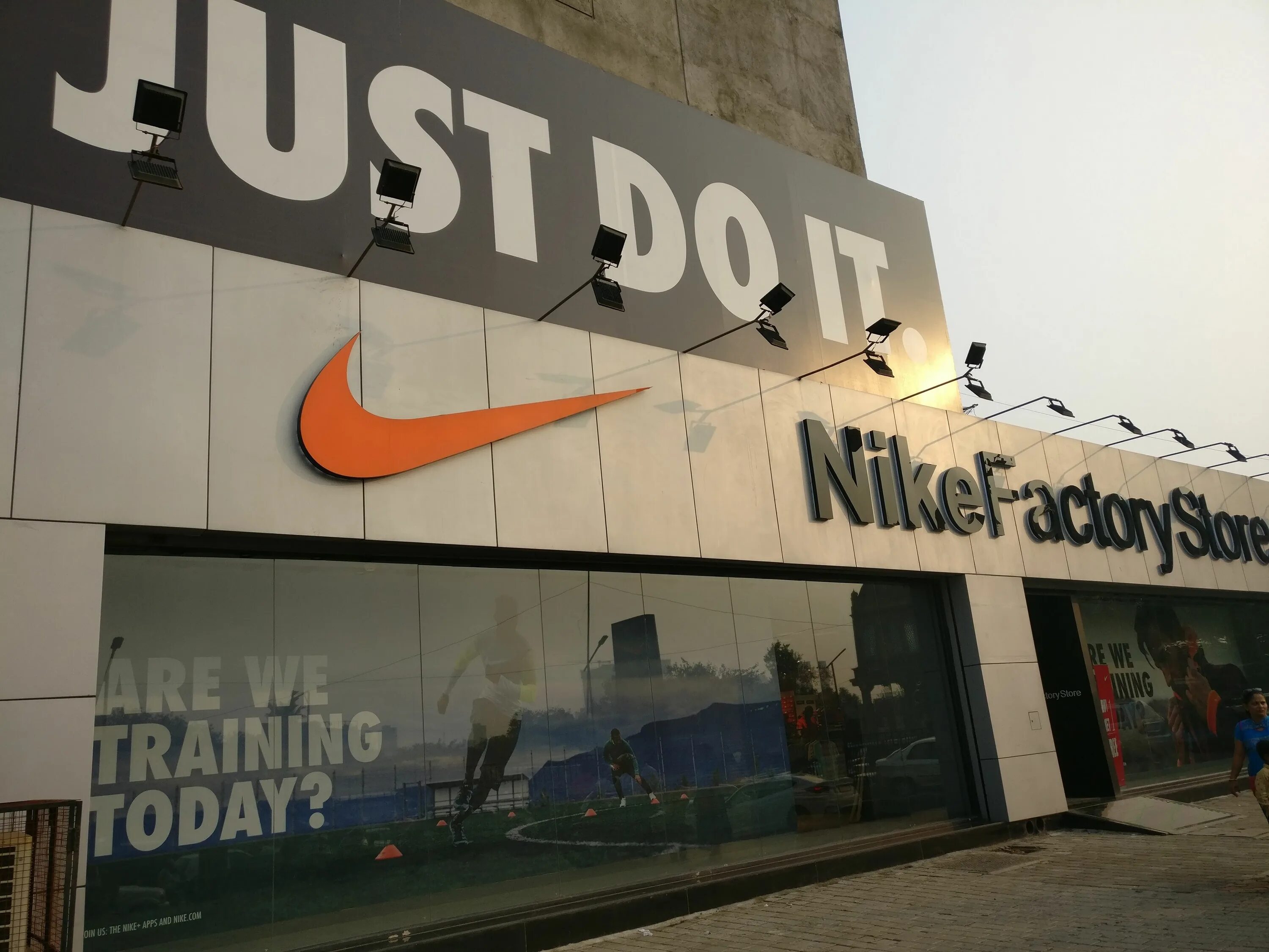 Завод найк. Nike Factory. Завод найк в Америке. Завод найк во Вьетнаме.