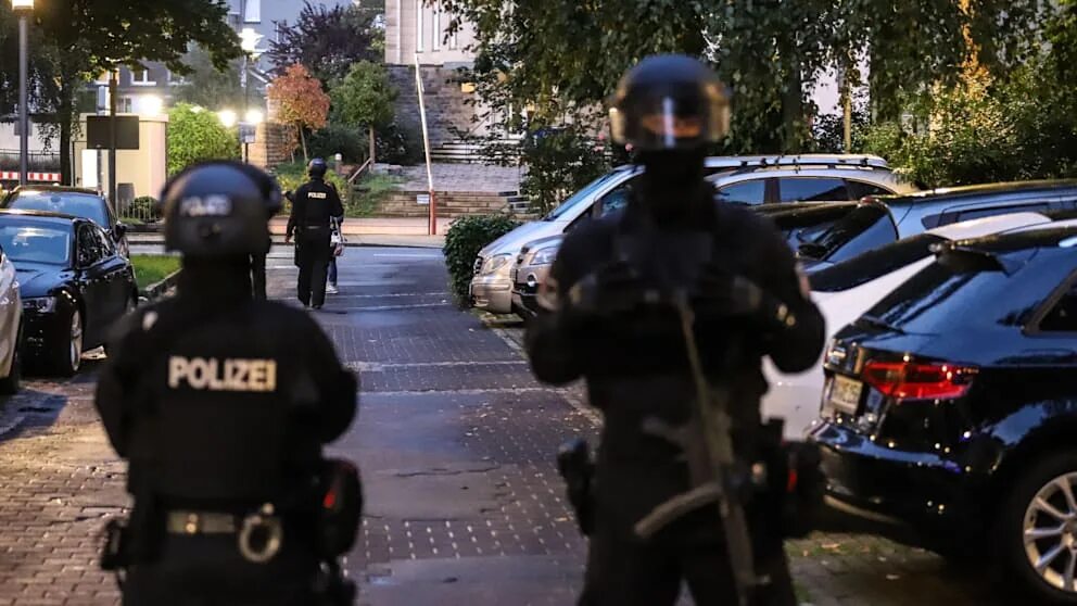 16 нападение. Полицейская операция. Полиция Северного Рейна. Полиция в синагогу Краснодар.